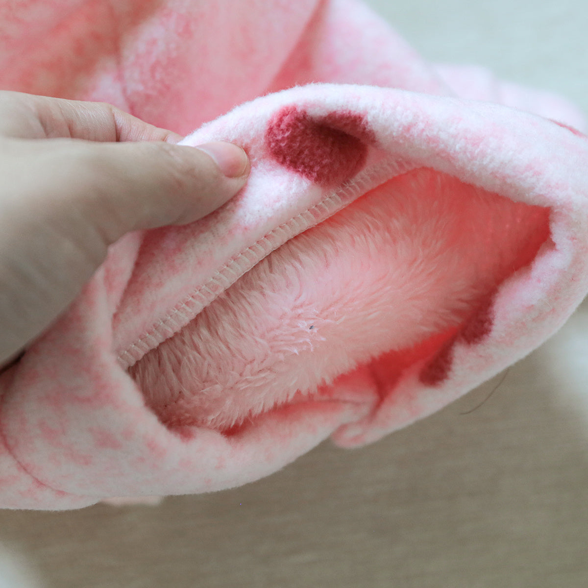 Sweat rose à capuche – Petits cœurs rouges – photo produit 10