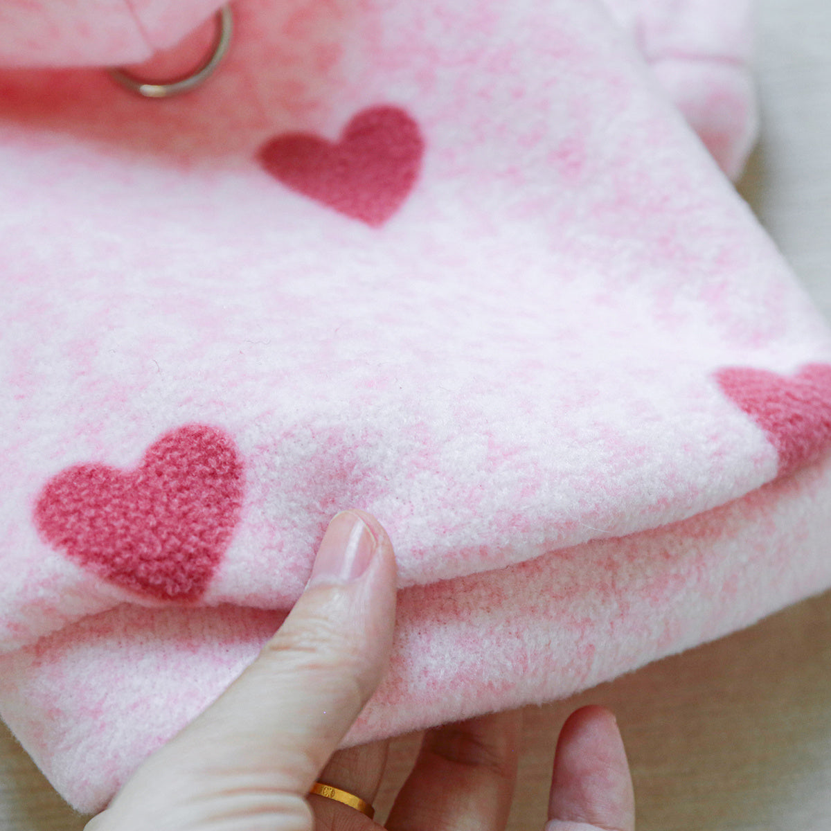 Sweat rose à capuche – Petits cœurs rouges – photo produit 11