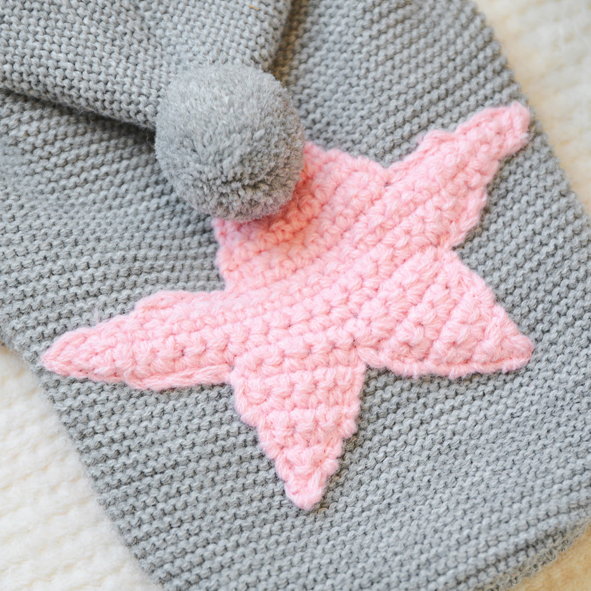 Pull tricoté gris – Étoile rose & pompon – photo produit 4