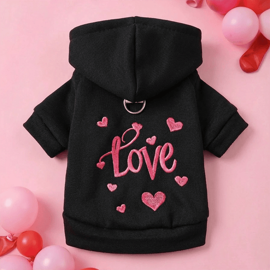 Sweat à capuche noir pour chien avec motif de petits cœurs rose et inscription LOVE, anneau intégré pour partir en balade, bien chaud