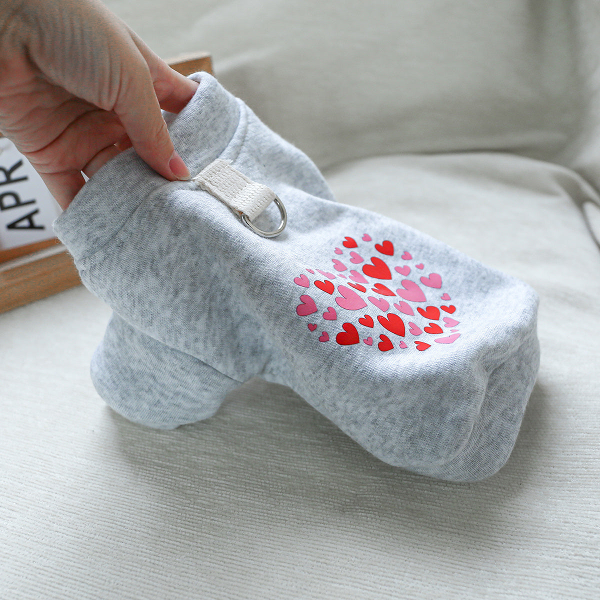 Pull gris à petits cœurs – Anneau pour laisse – photo produit 2
