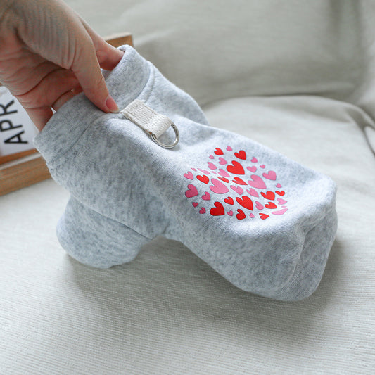 Pull pour chien, gris avec des petits cœurs rouges et roses, anneau intégré pour pouvoir aller en balade
