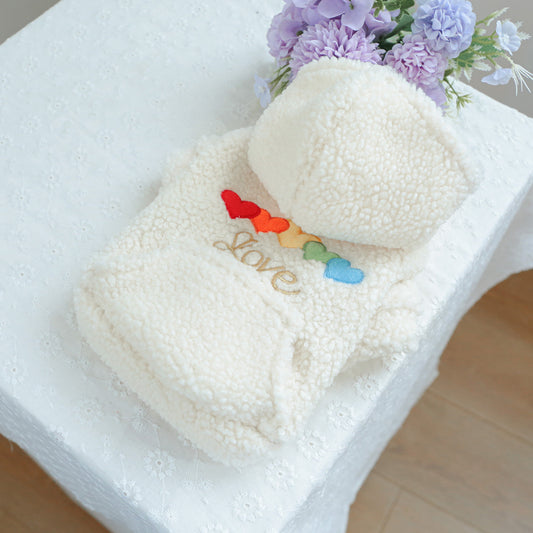 Sweat à capuche en polaire blanc avec des petits cœurs de toutes les couleurs pour chiens, confortable et chaud