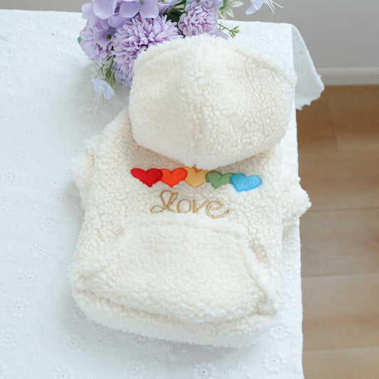 Sweat à capuche en polaire blanc avec des petits cœurs de toutes les couleurs pour chiens, confortable et chaud