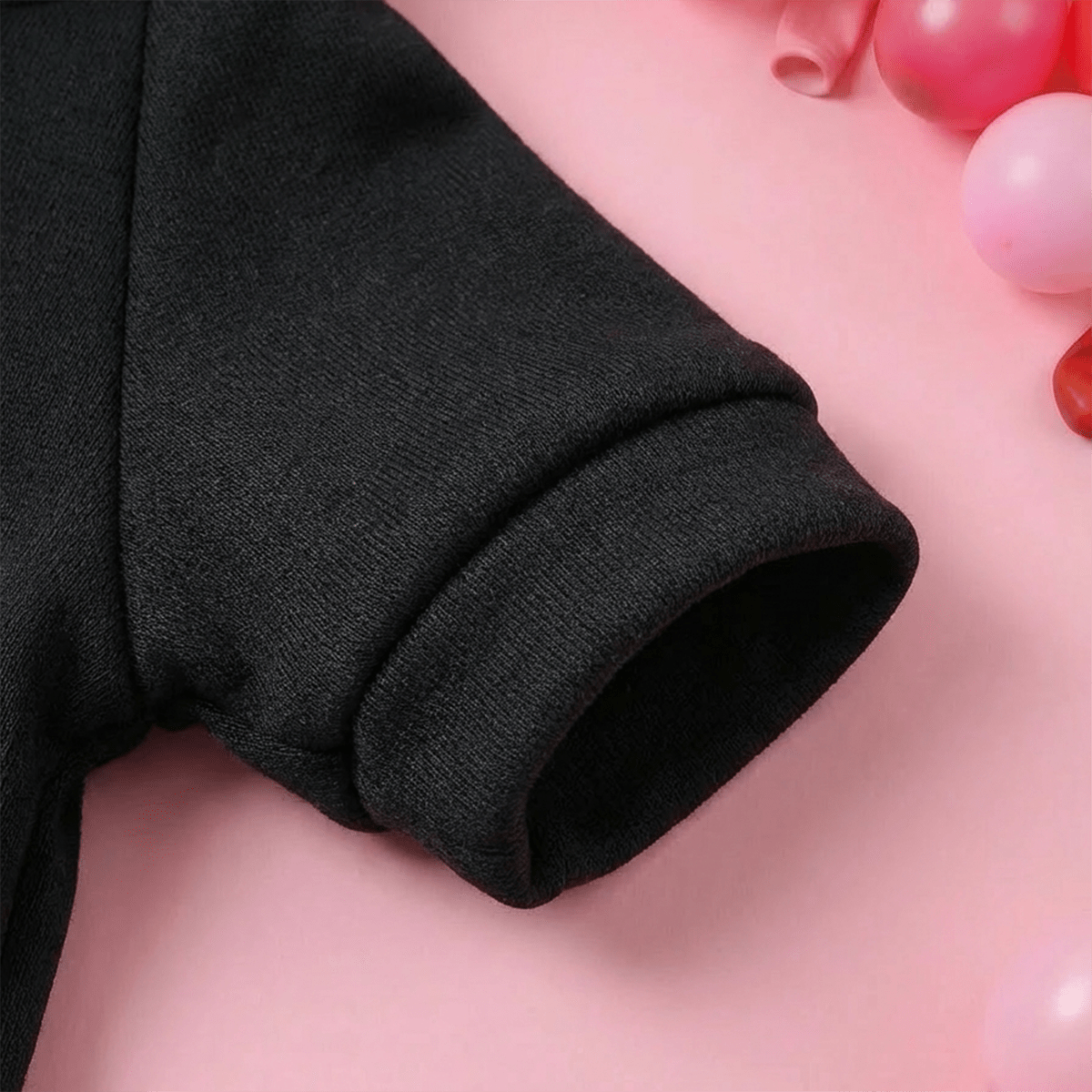 Sweat noir LOVE pour chien – Petits cœurs roses – photo produit 3