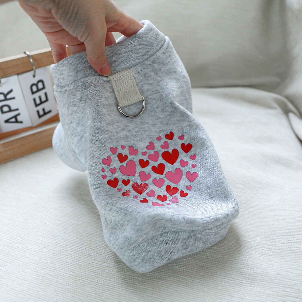 Pull gris à petits cœurs – Anneau pour laisse – vue principale
